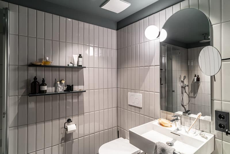 Ansicht eines Badezimmers im REVO Hotel München