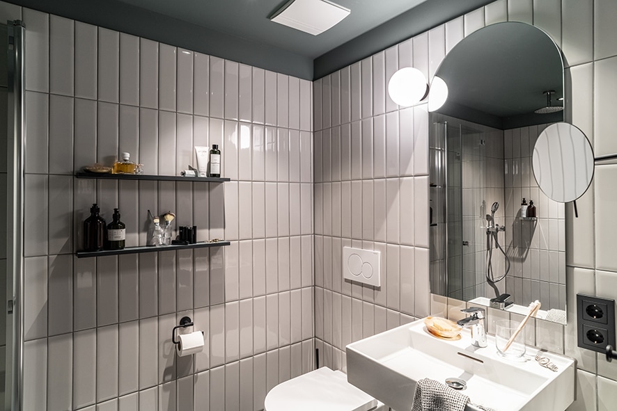 Ansicht eines Badezimmers im REVO Hotel München