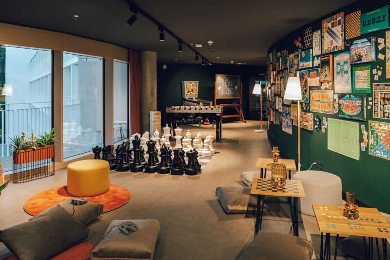 Foto der hoteleigenen Gaming Area im Revo Hotel München