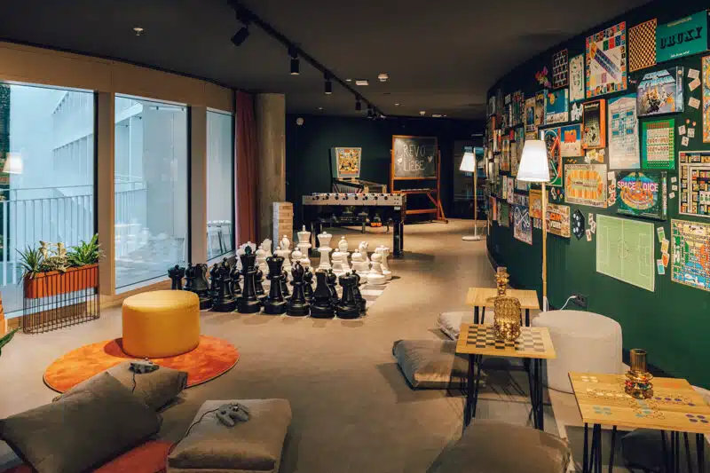 Foto der hoteleigenen Gaming Area im Revo Hotel München