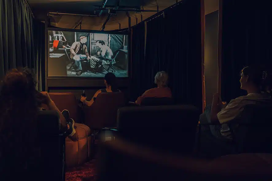 Foto von Menschen, die im hoteleigenen Kino einen Film anschauen