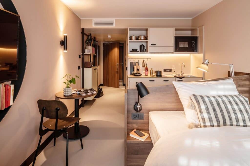 Zimmer mit Küche und Bett