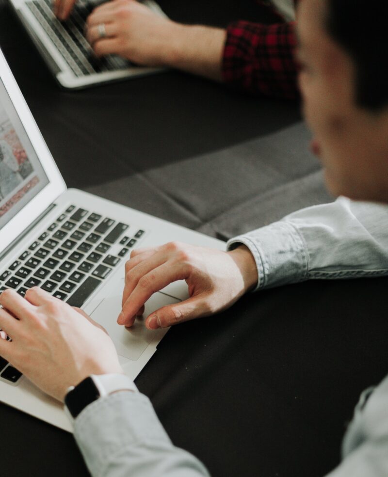 Person, die an einem Laptop arbeitet