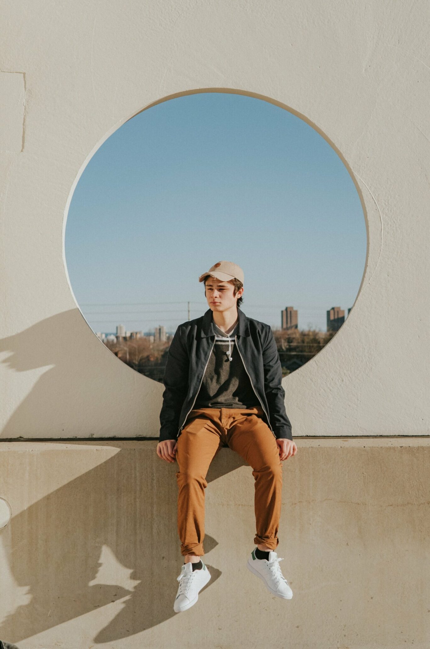 Jugendlicher sitzt an einem Fenster