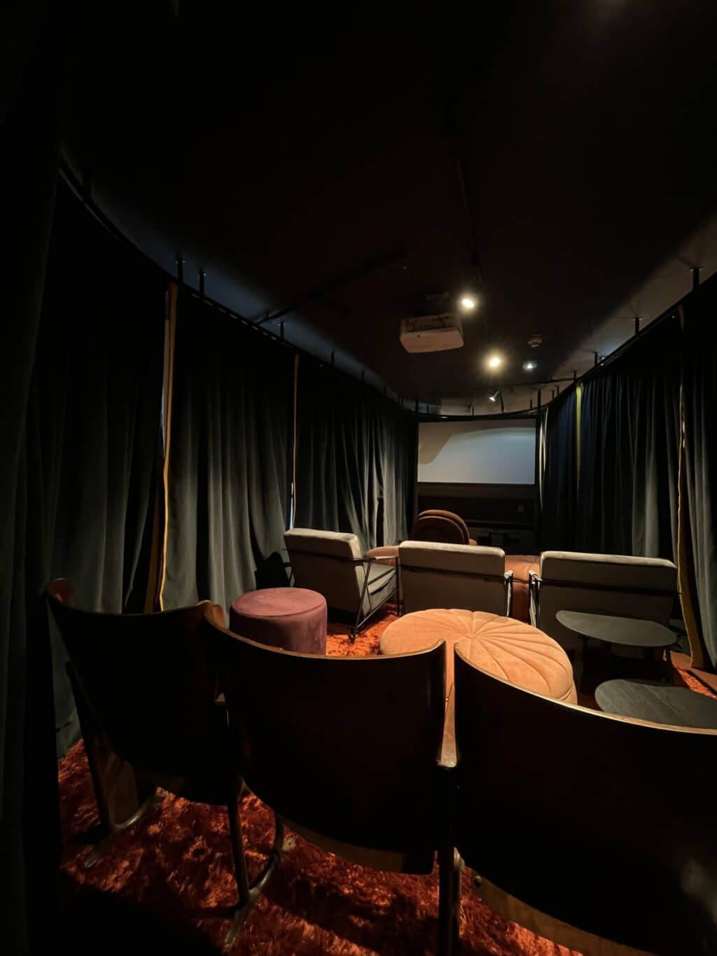 Foto des hoteleigenen Kinos im Revo Hotel München