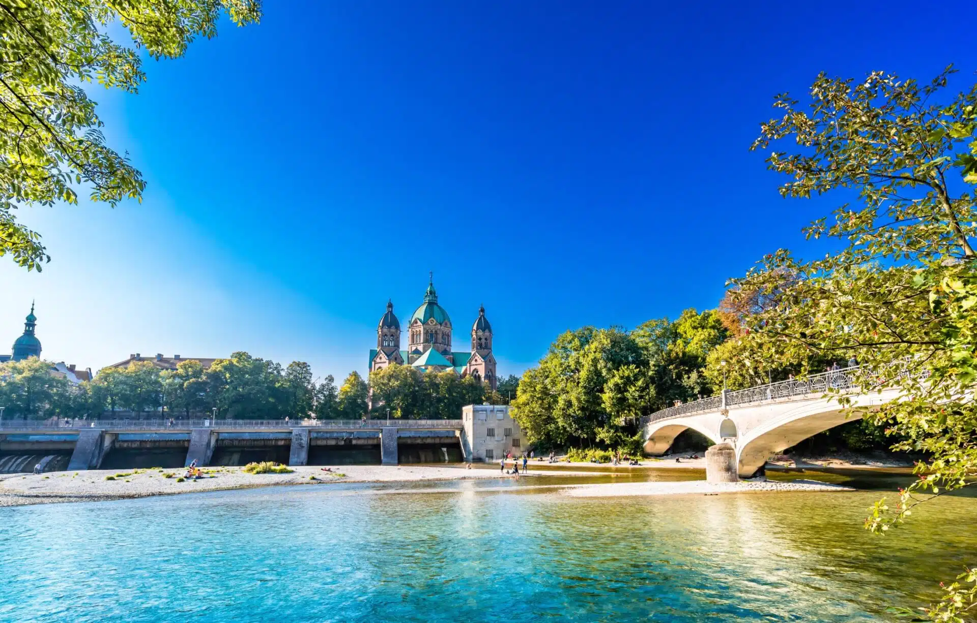 Lukaskirche - und Isar River in der Sommerlandschaft von München