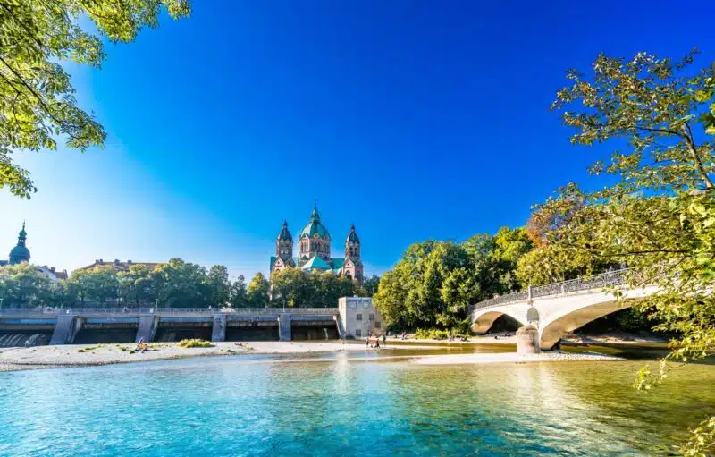 Lukaskirche - und Isar River in der Sommerlandschaft von München